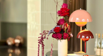 Blumengesteck und zwei Lampen