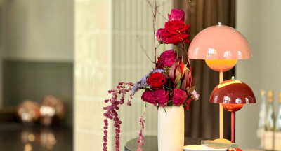 Floral arrangement and two lamps as event decoration at event venue Frankfurt GOOSE Eventspace