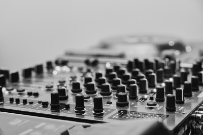 Detail eines DJ Mischpults