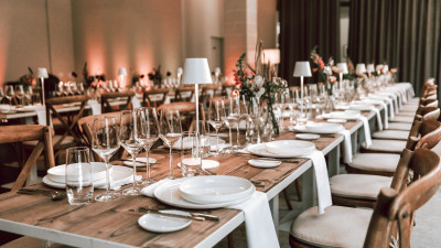 Elegantly set banquet table at wedding venue Frankfurt GOOSE Eventspace