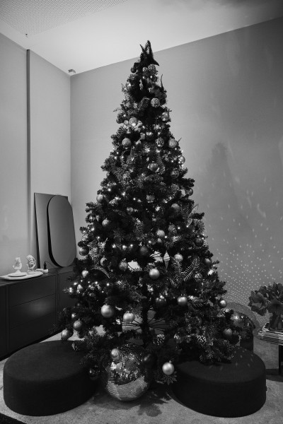 schwarz/weiß Foto eines Weihnachtsbaums im GOOSE Eventspace bei einer Weihnachtsfeier