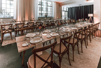 Eventlocation Frankfurt mit langer Dinnertafel - GOOSE Eventspace Tafelbestuhlung Hochzeit und Business Dinner