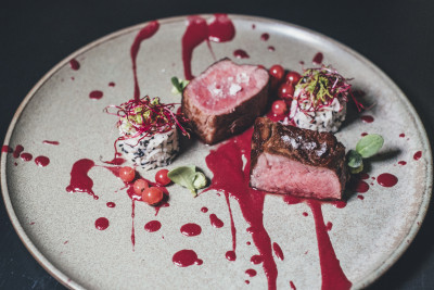 Detail eines Gerichts mit Fleisch, Reis und roter Soße