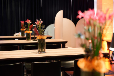 Mehrere Tische mit Blumendekorationen