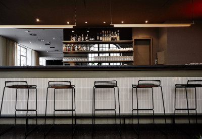 Barhocker vor der GOOSE Bar