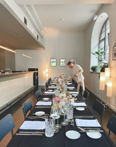 Lange Tafel wird gedeckt