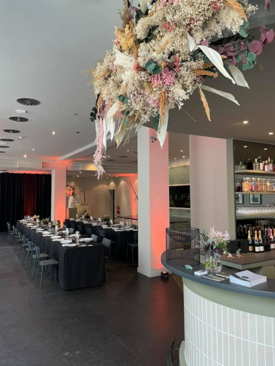 Blick von der Bar in den großen Evenraum