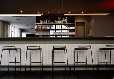 Barhocker vor der GOOSE Bar
