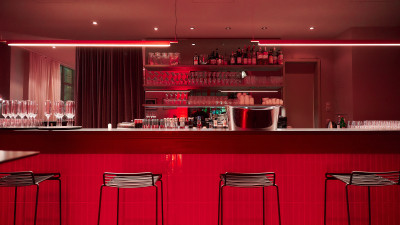 Blick auf die Bar bei roter Beleuchtung