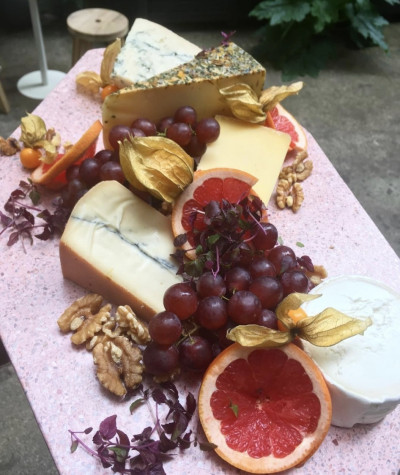 Buffetplatte aus Käse, Trauben und Nüssen