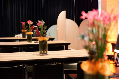 Blumendekoration auf mehreren Tischen