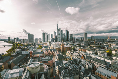Blick von oben aus dem Römer, am Horizon die Frankfurter Skyline